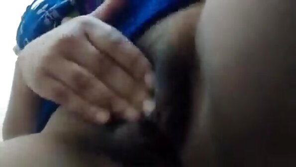 एक गोरी तिची चड्डी काढून टाकते आणि ती स्वतः सोफ्यावर बोटं घालते