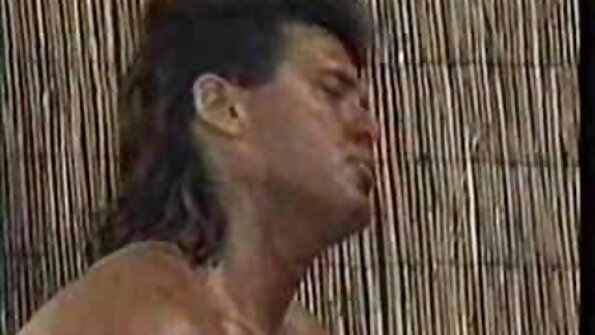 कुरळे केस असलेला एक गोरा तिच्या माणसाने मागून धरला आहे