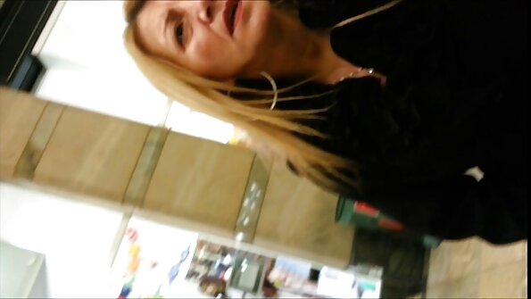 लहान केस असलेला एक गोरा तिच्या ओल्या पुच्चीत चोखत आहे