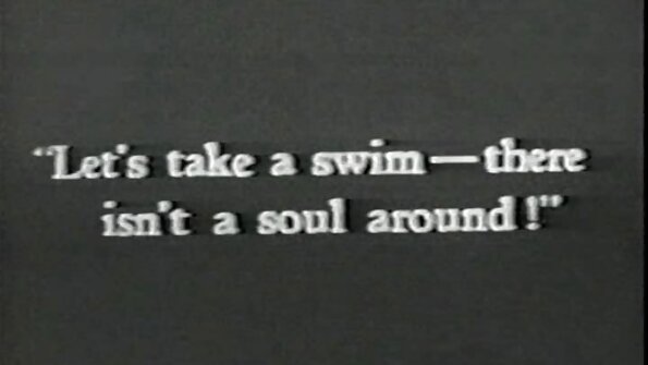 लहान स्तनाग्रांसह श्यामला मध मोठ्या पेंकरने घुसतो