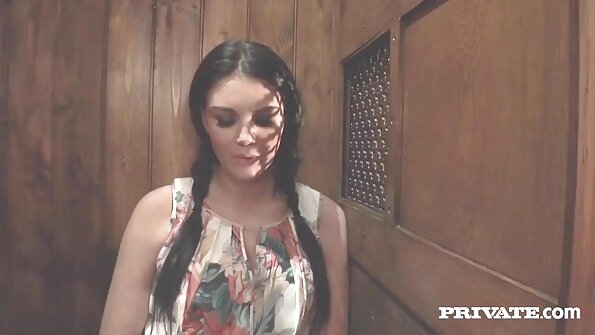 मोठी नितंब असलेली श्यामला कोंबड्यावर खूप प्रेम दर्शवते