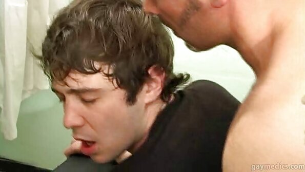 सेक्सी पुच्ची असलेली श्यामला दोन मोठ्या माणसांनी घुसवली आहे