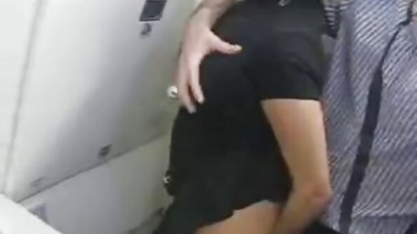 एक बस्टी बिंबो या चित्रपटात तिच्या स्तनची पूजा करू देत आहे