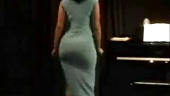 प्रचंड नैसर्गिक स्तन असलेली एक सुडौल मुलगी म्हणजे कुत्र्याची शैली आहे