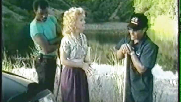 एक मुलगी तिच्या प्रियकराच्या वर आहे, त्याच्या डिक वर आणि खाली सरकत आहे