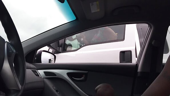 एक भव्य गोरा ज्याला कोंबडा आवडतो तो बंद होतो