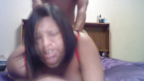 मोठी स्तन असलेली एक सुंदर मुलगी हार्ड डिक हाताळत आहे