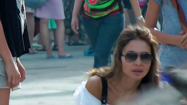 मोठी गांड असलेला गरम गोरा सोफाच्या आधी काही गरम हालचाली करतो