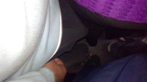 अलेक्झिया गोल्ड तिच्या ओल्या पुच्चीसह कामुक मोनार राईडिंग डिक आहे