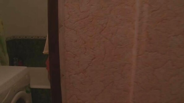 एक सेक्सी चिक तिच्या स्पामध्ये तिच्या क्लायंटला कामुक मालिश देते