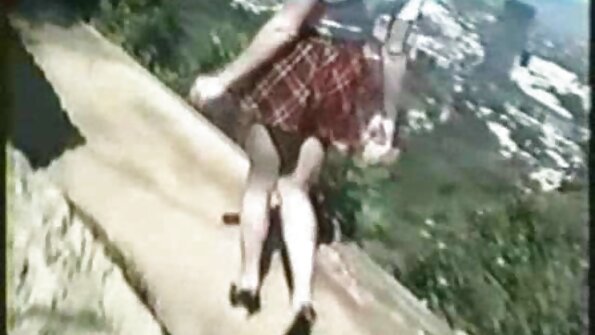 मोठ्या काळ्या कोंबड्यावर प्रेम करणारी एक वेश्या खोलवर घुसली आहे