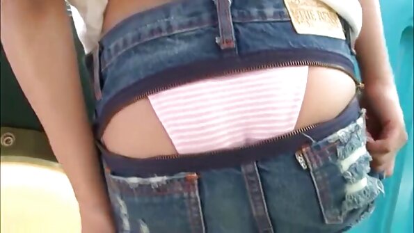 एकट्या मुलीला तिच्या मांसल आणि कामुक योनीच्या आत लंड मिळत आहे