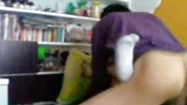 कुरळे केस असलेली महिला सोलो व्हिडीओ मध्ये स्वतःच्या पुच्चीचा रस चाटत आहे