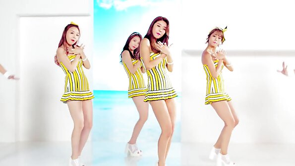 लहान केस आणि लहान स्तन असलेल्या स्त्रीला खूप प्रेम मिळत आहे