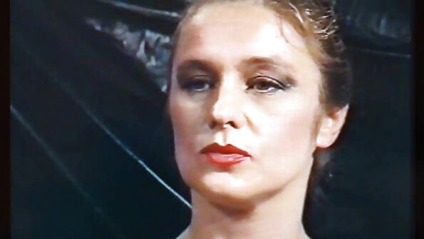 काळा माणूस कामुक स्त्रीला खुश करतो ड्रिलिंग पुसी बिग डिक सह