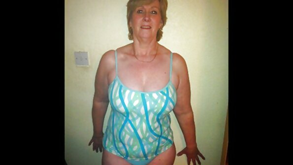 गुलाबी स्टॉकिंग्ज असलेली एक मोठी गांड बिंबो आज एक धक्कादायक काम करत आहे