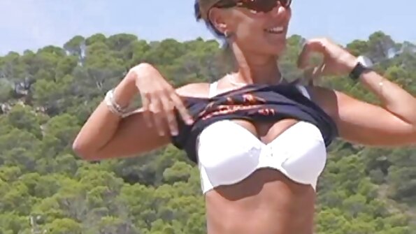 तिच्या लहान स्तन वर मोठे फुफ्फुसे निपल्स असलेली कुत्री जॅकिंग करत आहे