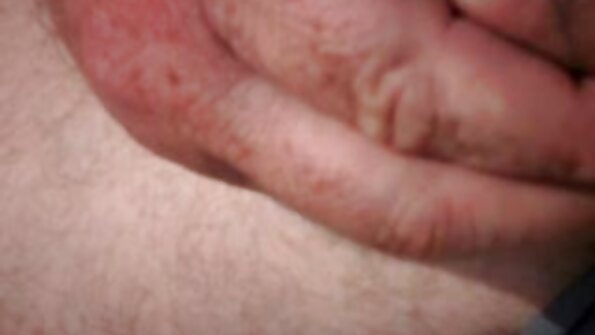 एक गोरा आणि श्यामला एकमेकांची तोंड आणि सेक्स खेळण्यांनी पूजा करतात