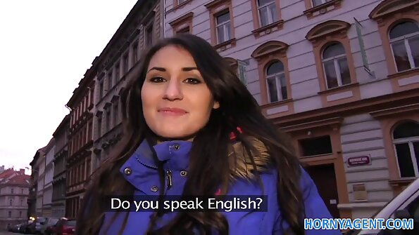 एक श्यामला तिची गांड उघडते आणि ती असे करते तेव्हा ती गुदा करते