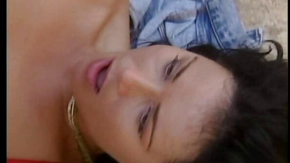 एक श्यामला ज्याला नैसर्गिक स्तन आहेत ते ऑफिसमध्ये खूप कडक होत आहे