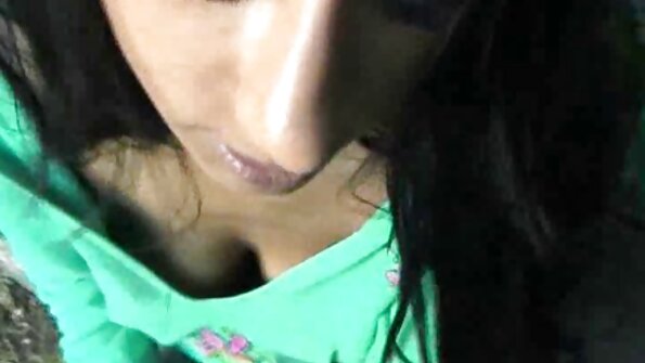 दाढी केलेली पुच्ची असलेली बस्टी श्यामला तिच्या गांड आणि योनी मध्ये चोखली आहे