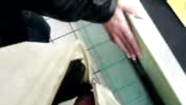 एका पिल्लाला वाटते की तिची पुच्ची तिच्या मोठ्या प्रियकराद्वारे ताणली जात आहे