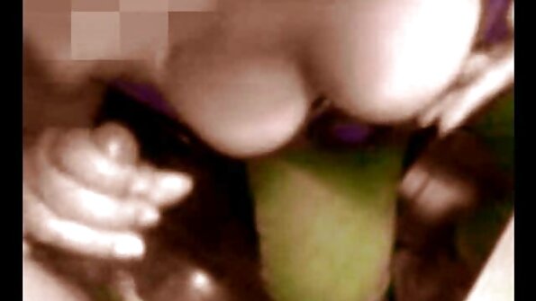 आज एका पार्टी मध्ये शॉवर मध्ये एक मुलगी चोखत आहे