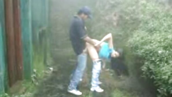 एक कोंबडी बांधली जाते आणि मग तिला चांगले चोखले जाते