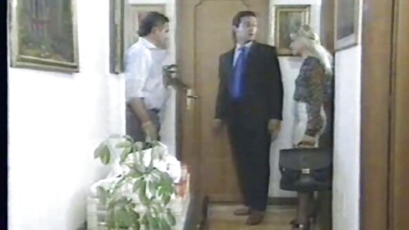 एक गोंडस आणि किंकी मुलगी तिच्या पुरुषाद्वारे तिच्या गांड मध्ये चोखत आहे