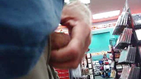 टॅटू बॉडी असलेल्या मोहक ब्लोंडीला काही कठोर चोदण्याची गरज आहे