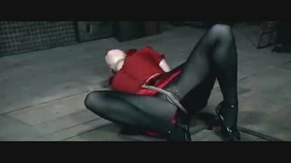 एक कट्टर बेब एका खडबडीत माणसाद्वारे सोफ्यावर चोखत आहे