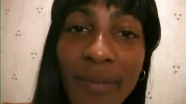 सेक्सी शाळेतील मुलगी वर्गात एका कोंबड्याभोवती तिचे तोंड काढत आहे