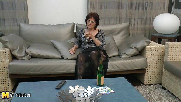 आशियाई मुलीला सेक्समुळे तिची विजार फाटली आहे