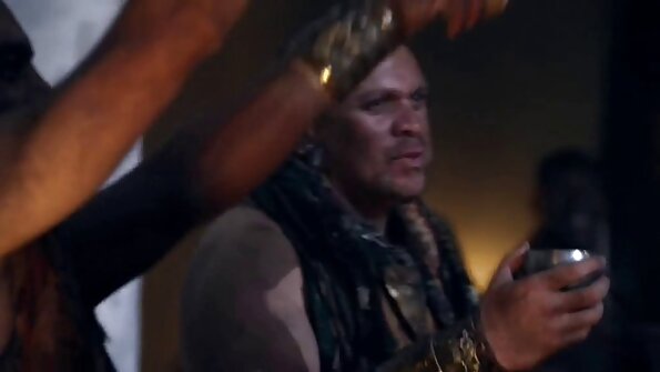 टक्कल करणारा माणूस शेजारची लूट करणारी मुलगी आहे