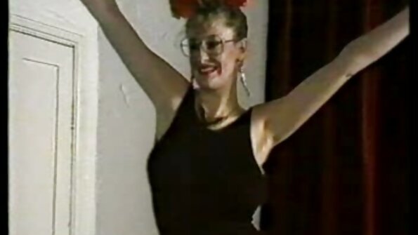 बस्टी गोरा तिच्या मैत्रिणीसोबत रोमँटिक आउटडोअर सेक्स करतो