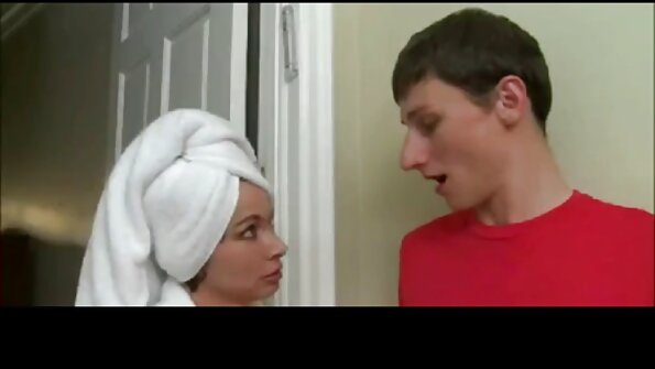 Busty गोरा MILF घरी दोन मोठे peckers आनंद